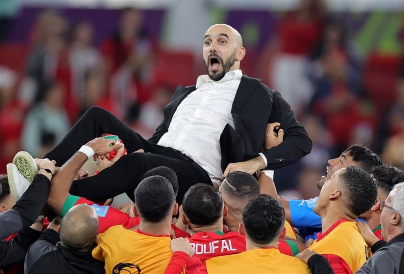 摩洛哥進入世界盃4強寫下歷史，教練雷格拉吉與隊員們的慶祝